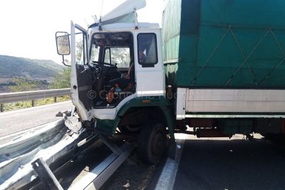 L'autocarro dopo l'incidente