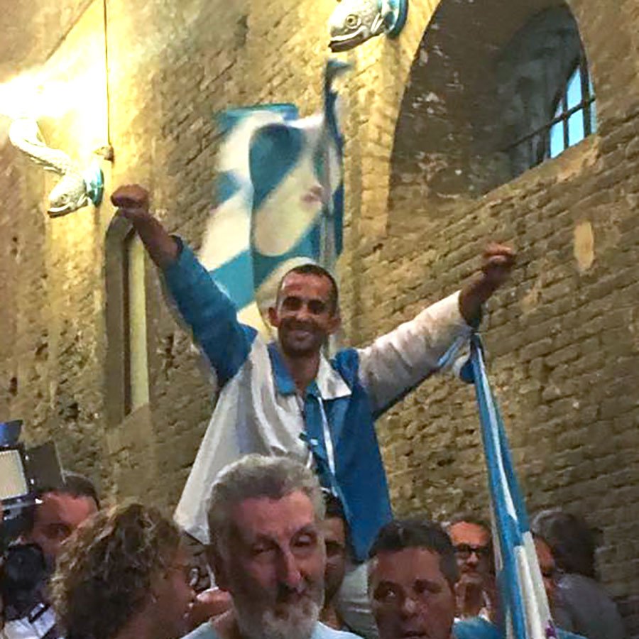 Palio di Siena: il sindiese Carlo Sanna su Porto Alabe trionfa in piazza del Campo