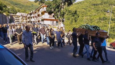 Un momento del funerale di Andrea Floris