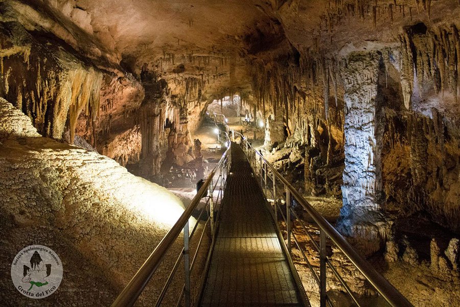 Grotta del fico: turista “stacca” una stalattite come souvenir: denunciato, ora rischia il carcere e una multa salata