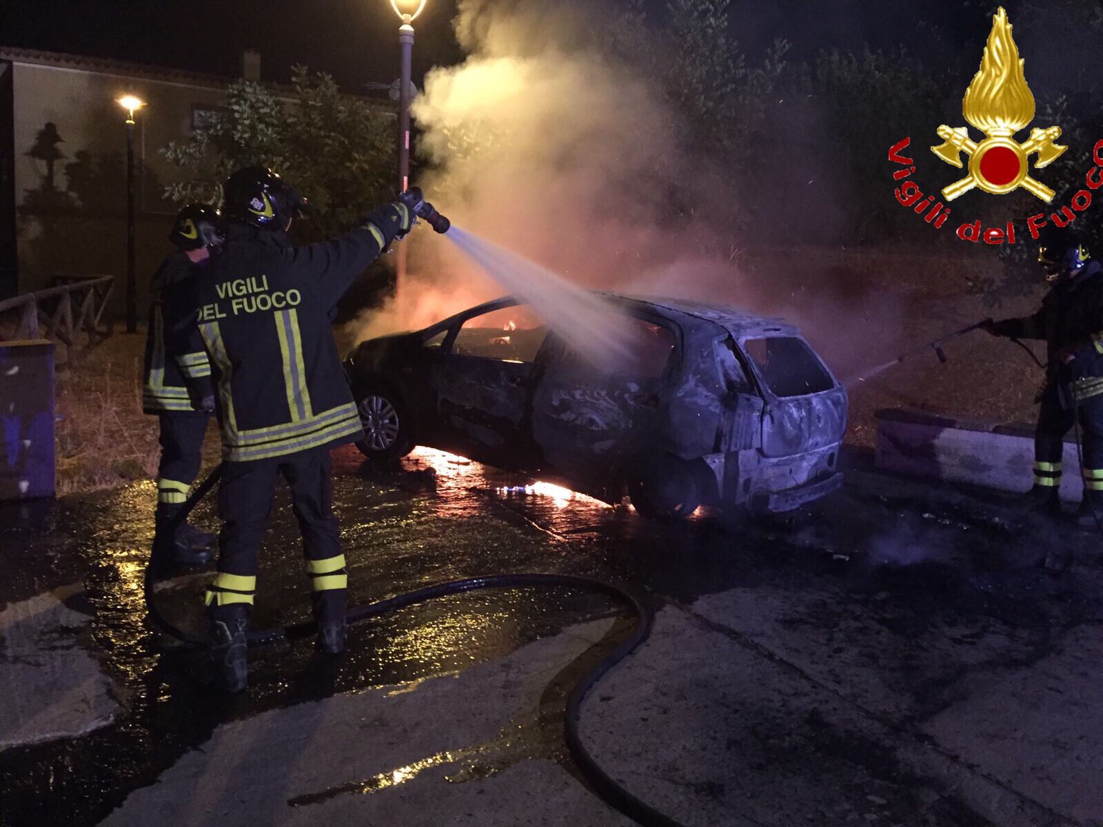 Attentato incendiario nella notte: a fuoco l’auto di una donna