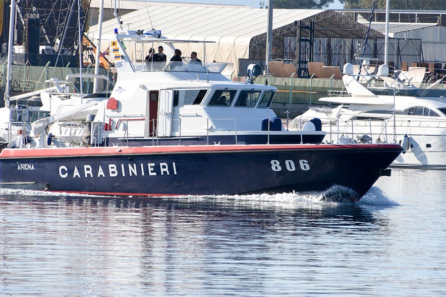 Imbarcazione in avaria durante una mareggiata: turisti messi in salvo dai Carabinieri