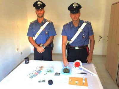 I Carabinieri con la droga sequestrata
