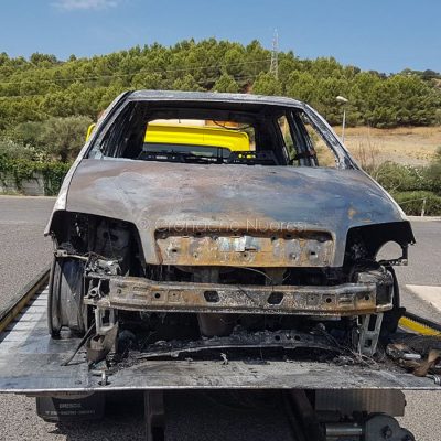 La Fiat Punto distrutta dalle fiamme