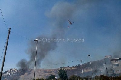 Le fiamme alle porte di Sarule (foto R.Soru)