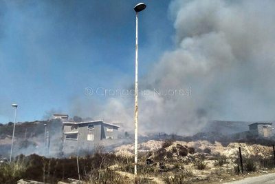 Le fiamme alle porte di Sarule (foto R.Soru)