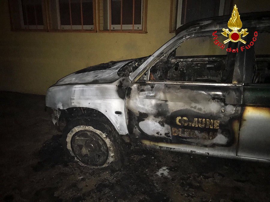 Attentato incendiario Talana. A fuoco nella notte vari mezzi del Comune
