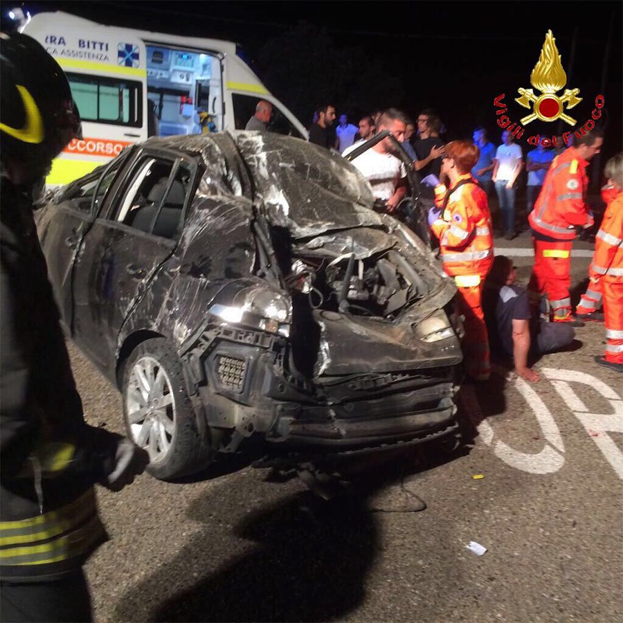 VW Golf si ribalta più volte alle porte di Orune: quattro feriti gravi