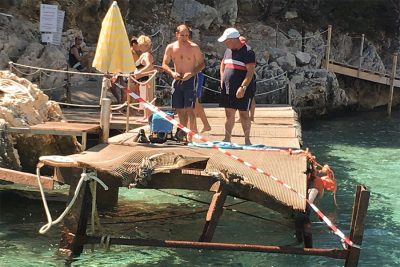 Il pontile dopo l'incidente a Cala Luna (© foto Cronache Nuoresi)Il pontile dopo l'incidente a Cala Luna (© foto Cronache Nuoresi)