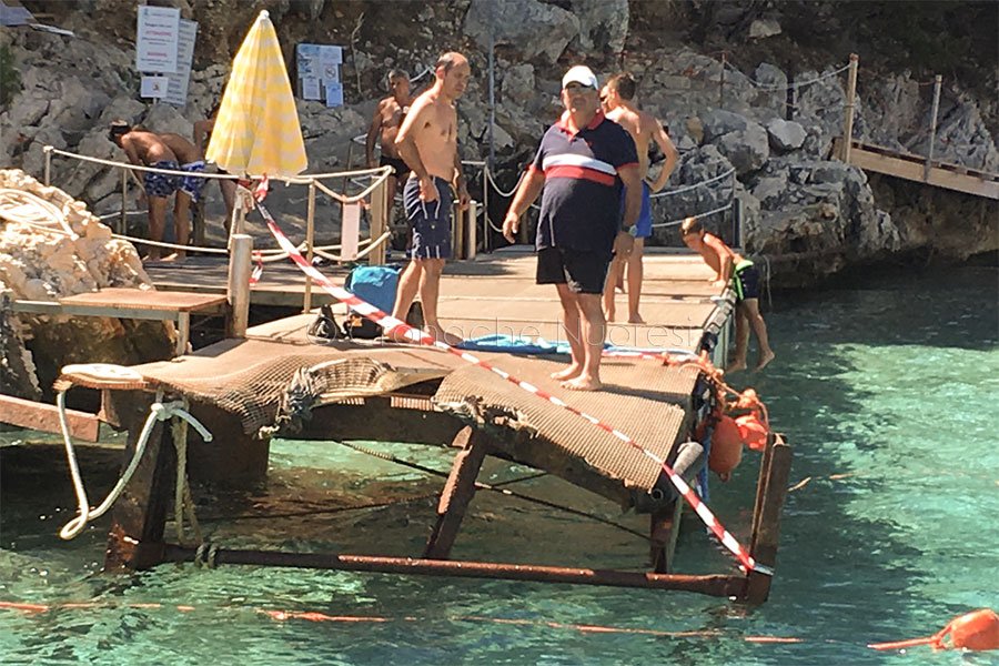 Cala Luna: motonave danneggia il pontile che diventa un punto di svago per i più giovani