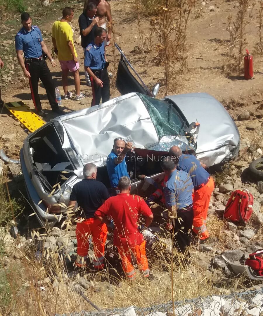 Peugeot 106 si ribalta finendo in una scarpata: ferita una 30enne