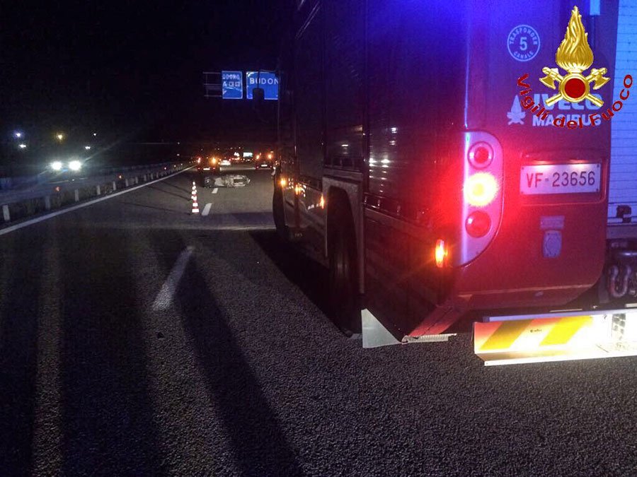 Tragedia sulla 131. Scooter tamponato da Alfa Romeo: 61enne perde la vita