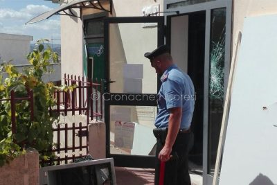 I carabinieri presso la filiale presa di ira dai banditi