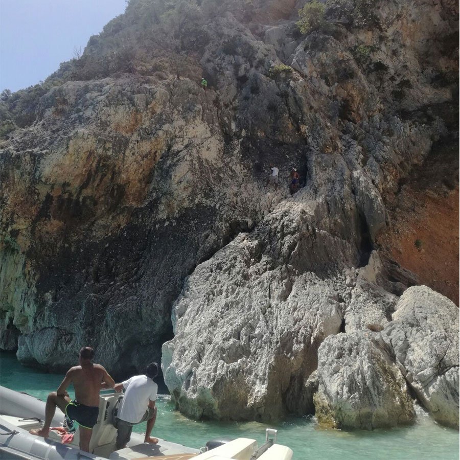 Si arrampica in una scogliera per tuffarsi: salvato dal Soccorso Alpino