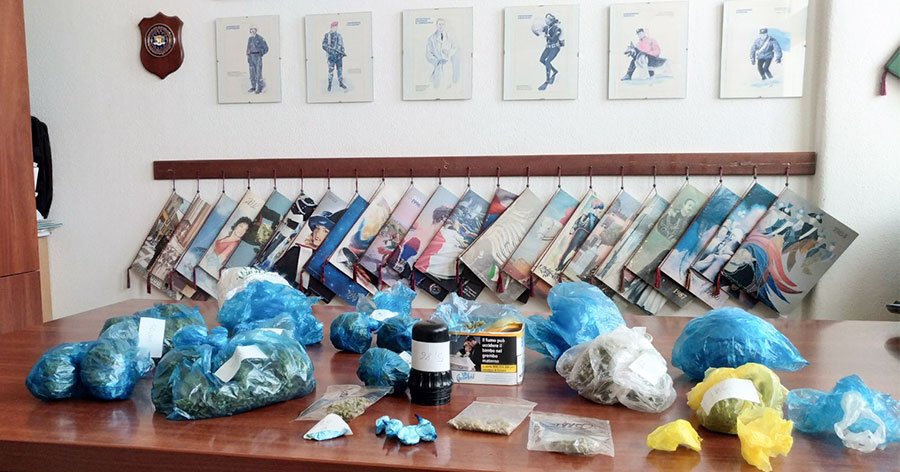 Marijuana, cocaina e Ecstasy nascoste in camera da letto: arrestato un 22enne e denunciato un 30enne