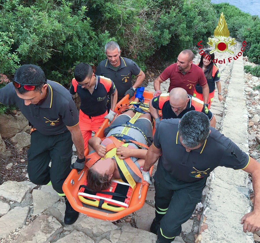 Turista si frattura una caviglia e rimane bloccata tra gli scogli: messa in salvo dai VVF