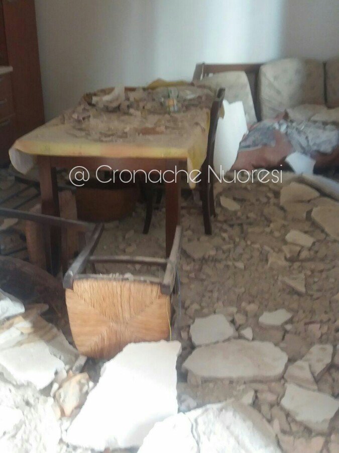 Tragedia sfiorata a Galtelli. Crolla il soffitto mentre pranzano: coppia in ospedale