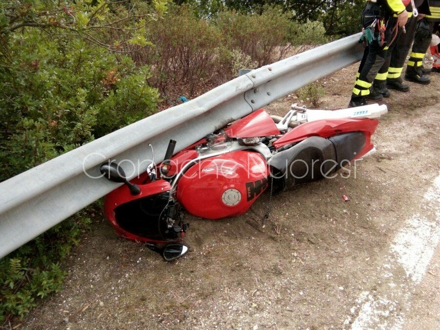Centauro esce di strada e si schianta contro il guard rail
