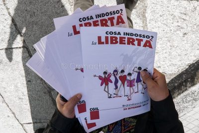 Volantini distribuiti in occasione del sit-in davanti al Comune di Nuoro /doto S.Novellu)