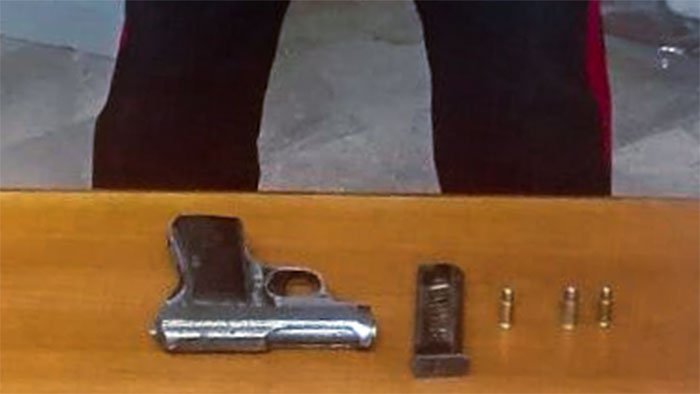 Riceve un pugno in un locale e torna con un’arma detenuta illecitamente per vendicarsi: arrestato