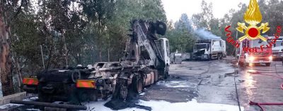 I mezzi distrutti dalle fiamme a Dorgali (foto Vigili del Fuoco)I mezzi distrutti dalle fiamme a Dorgali (foto Vigili del Fuoco)