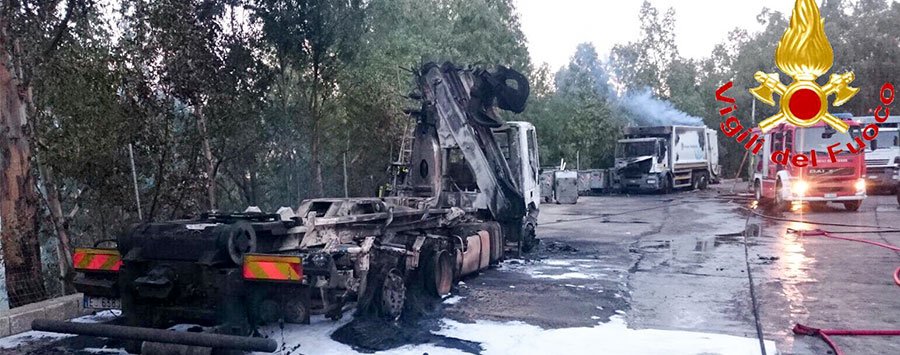 I mezzi distrutti dalle fiamme a Dorgali (foto Vigili del Fuoco)