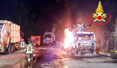 I mezzi distrutti dalle fiamme a Dorgali (foto Vigili del Fuoco)