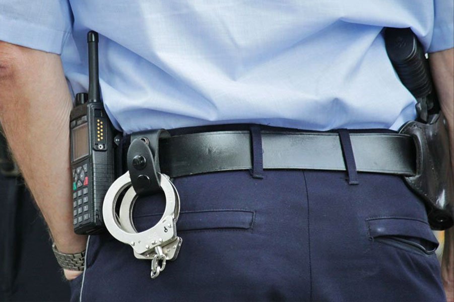 In giro di notte con un trolley con oggetti rubati e una antenna televisiva: 54enne arrestato per furto