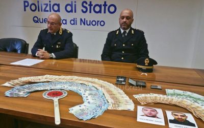 I contanti sequestrati mostrati durante la conferenza stampa (foto Cronache Nuoresi)