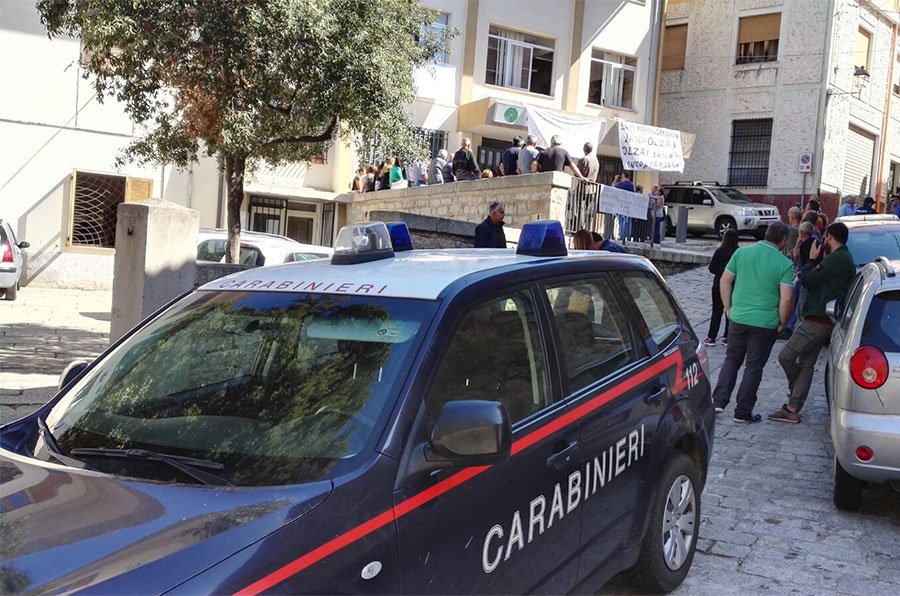 Olzai. I cittadini occupano pacificamente il Comune per protestare contro la chiusura del Banco di Sardegna