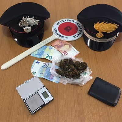 Marijuana, bilancino e soldi recuperati dai Carabinieri
