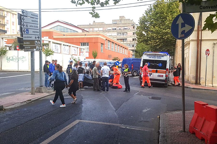 Nuoro. Auto contro moto in via Manzoni: centauro in ospedale