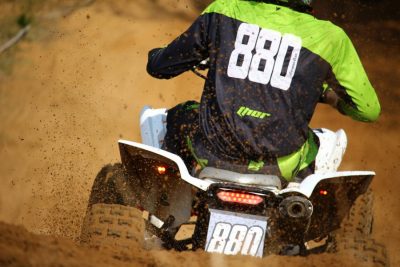 Un quad su una strada sterrata