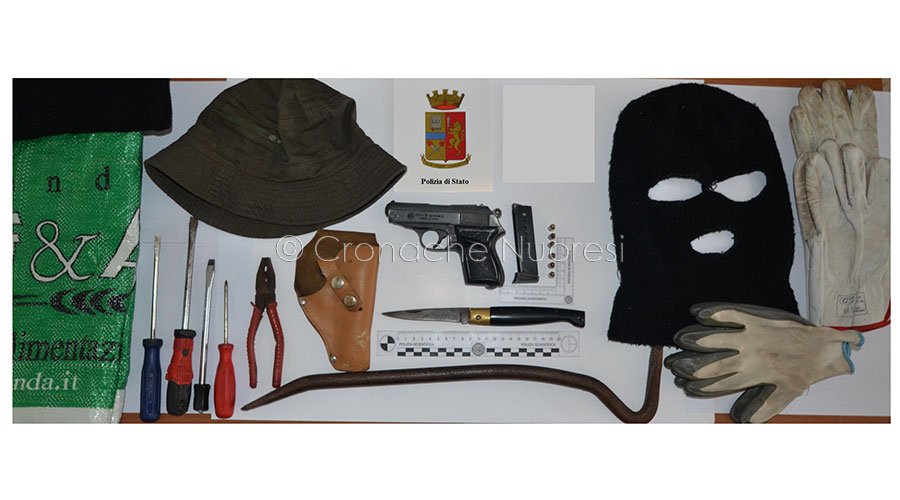 In auto passamontagna, pistola e arnesi da scasso: due denunce