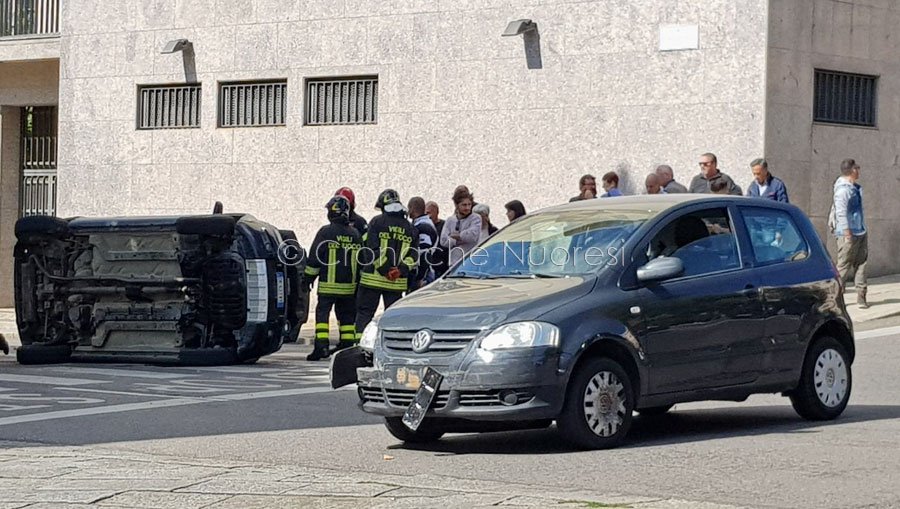 Nuoro. Scontro tra due auto davanti al Comune: una Panda si ribalta