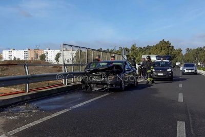 L'auto subito dopo lo spegnimento delle fiamme