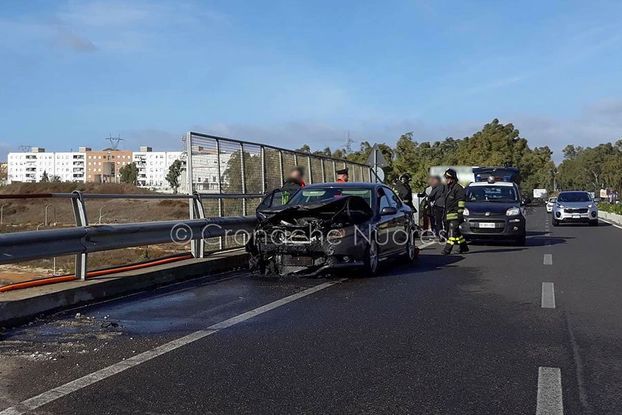 Nuoro. Auto in fiamme a Biscollai: traffico bloccato in ingresso in città