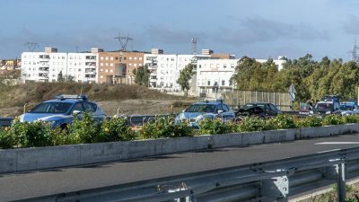 L'auto dopo l'incendio alle porte di Nuoro (foto S.Novellu)