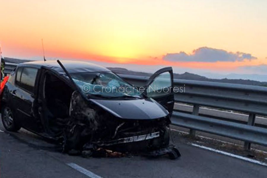 Scontro tra due auto sulla 131 DCN: ferita una giovane nell’auto capottata