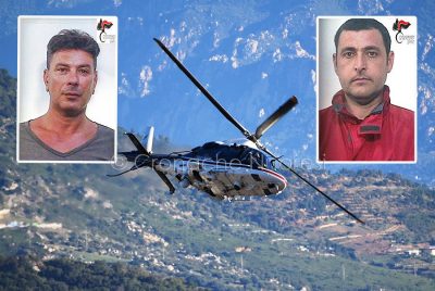 L'elicottero Nexus e, nei riquadri, Mosè Cao e Salvatore Conti