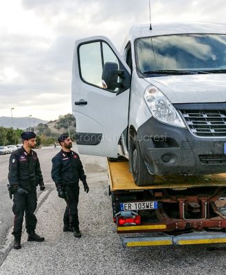 I Carabinieri dopo il rinvenimento del furgone dei tabacchi rapinato