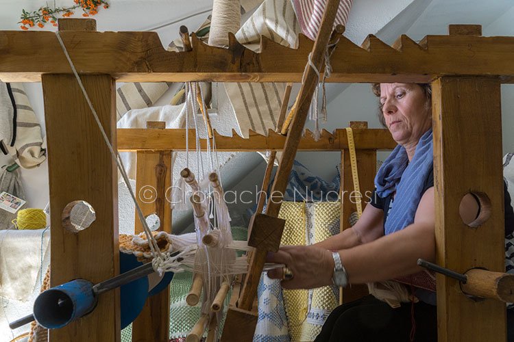 Lollove: boom di visitatori per vedere gli artigiani all’opera… unico neo la viabilità