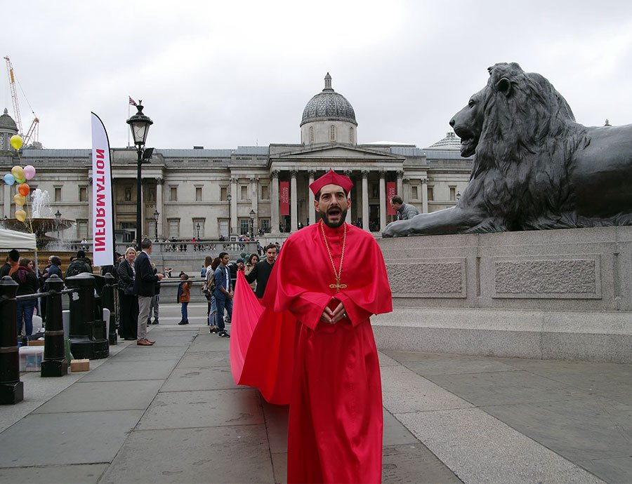 “Who Am I to Judge?” la performance sugli scandali del Vaticano arriva a Londra