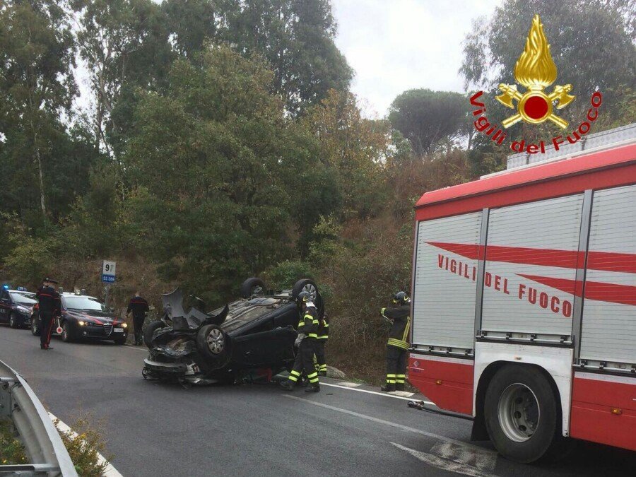 Nuoro: perde il controllo dell’auto e si ribalta nella rotonda di Prato Sardo