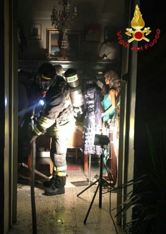 Nuoro. Un corto circuito e va a fuoco una sartoria