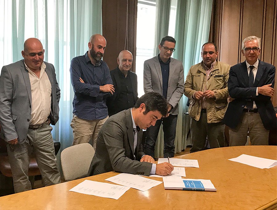 il sindaco Andrea Soddu che firma l’accordo di programma