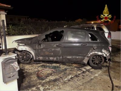 Budoni, le due auto prese di mira dagli incendiari