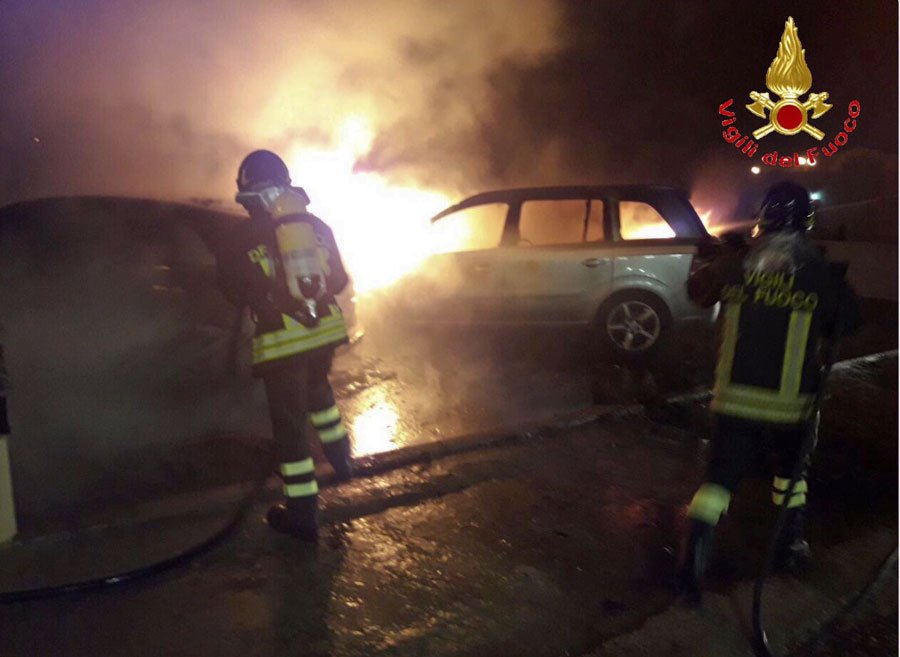 Attentato incendiario nella notte: a fuoco la Mercedes e la Opel di un barista