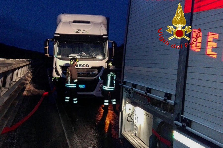 Paura  sulla 131 DCN: autoarticolato perde il carburante dopo lo schianto contro il guard rail