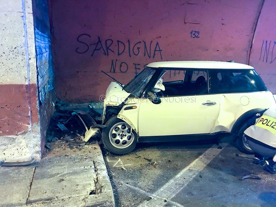 Tragedia in galleria. Mini si schianta contro un muro: muore il conducente 59enne